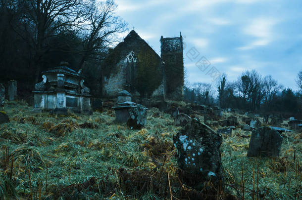 一个<strong>怪异</strong>的，<strong>怪异</strong>的，被遗弃的墓地与一个破败的教堂在冬天的一天的背景.