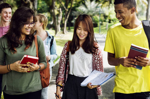 不同学生学习户外