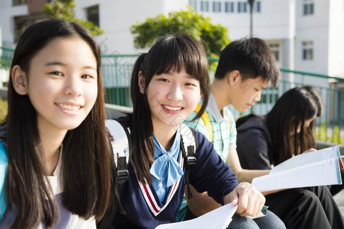 青少年学生小组在学校学习