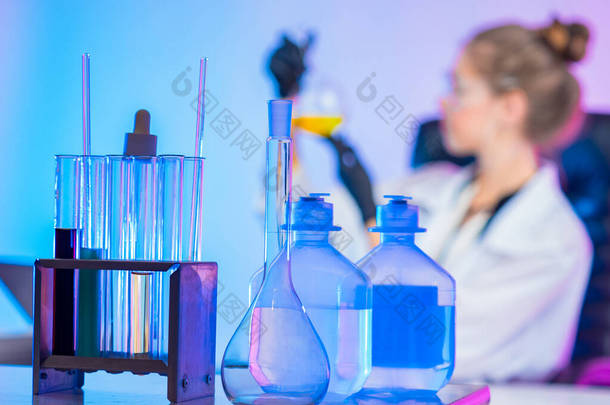 化验室桌上的化学菜.以化学家为背景的瓶和试管.工业原料的实验室分析.新化妆品的<strong>开发</strong>.