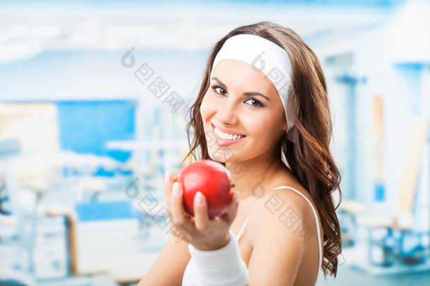 苹果，在健身中心的女人