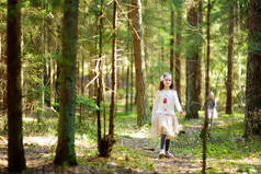 在森林里摘花的女孩 