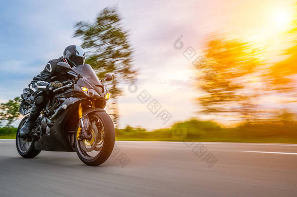 骑摩托车<strong>在</strong>路上。开着车<strong>在</strong>空旷的路上玩的很开心。个别文本的版权空间.