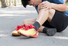 导致膝盖周围疼痛的膝盖疼痛，跑步者概念的跑步损伤