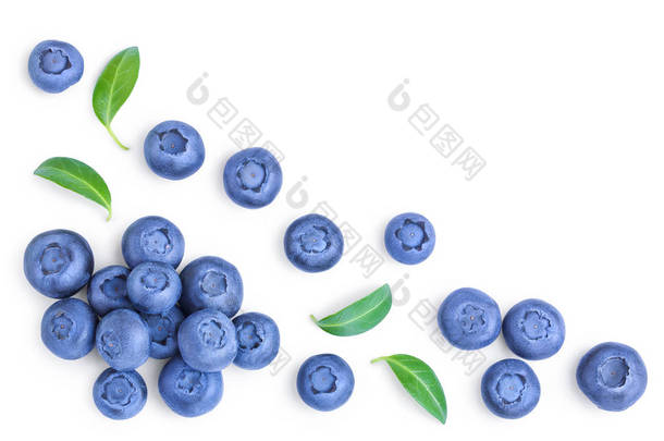 新鲜成熟的蓝莓与叶子隔绝在白色背景与拷贝空间为您的文本。顶部视图。平躺模式