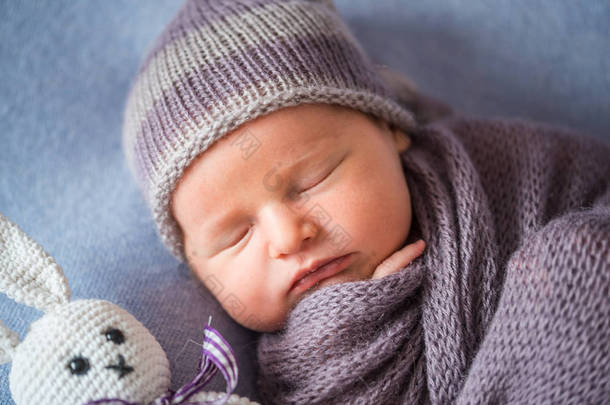 小睡新生儿, 覆盖着浓郁的紫色裹敷