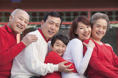 在中国传统的四合院多代家庭