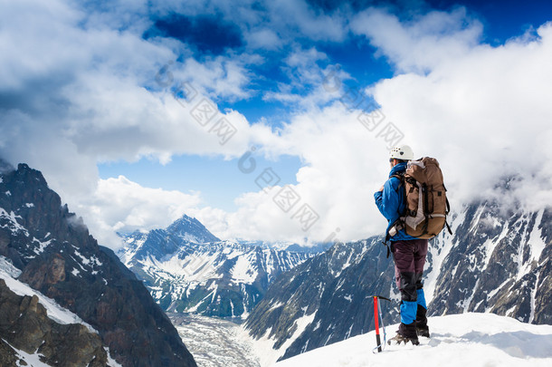 登山者<strong>到达</strong>山的顶部