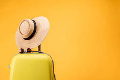 旅行袋, 草帽和太阳镜隔离在黄色
