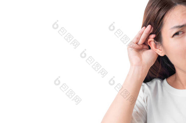 亚洲妇女身穿白色T恤，听力丧失或听力困难，手插在耳朵后面，因为她的<strong>背景</strong>是白色的，聋人的概念.