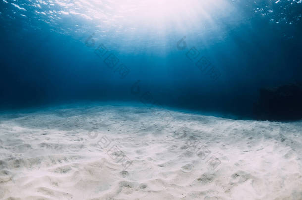 夏威夷深蓝色的海洋，海底白沙，水下有阳光