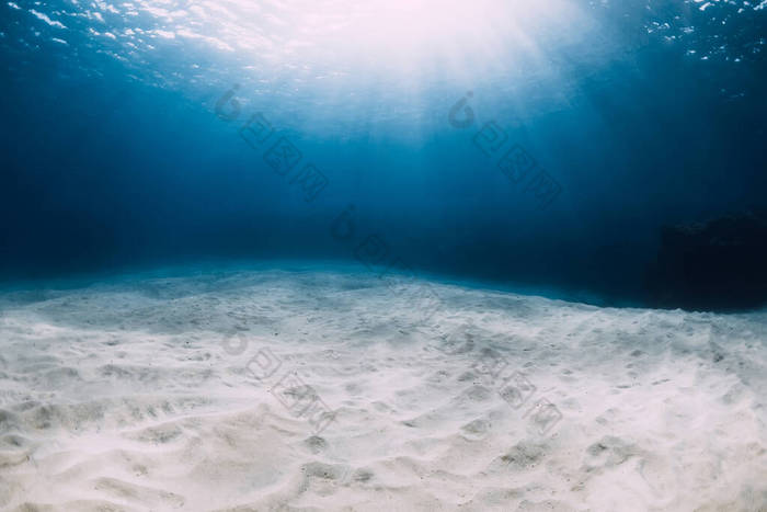 夏威夷深蓝色的海洋，海底白沙，水下有阳光