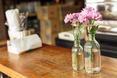 粉红色的花朵在霜在潮湿的桌子上的户外咖啡馆。浪漫的概念。宴会背景。爱的概念。孤独的花朵.