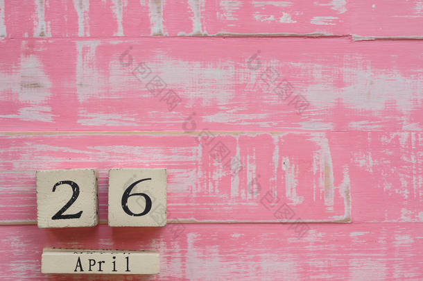 世界知识产权日概念。木块日历4月26日世界知识产权日亮粉红色木质背景.