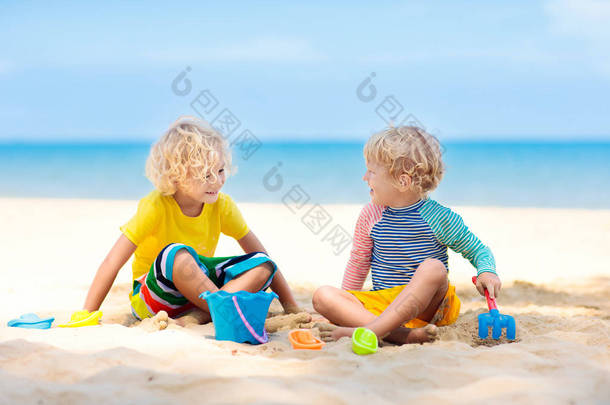 孩子们在沙滩上<strong>玩耍</strong>。孩子们在海上<strong>玩耍</strong>.