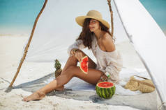 沙滩上的女人吃西瓜