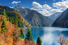彩色的秋天树林间长湖的美景