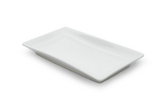 在白色背景上的空白色陶瓷盘