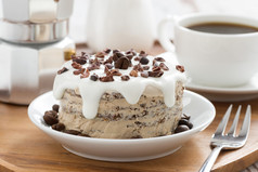 在盘子里，水平冰巧克力咖啡蛋糕