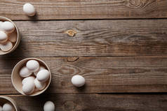  木桌上碗里的鸡蛋顶视图
