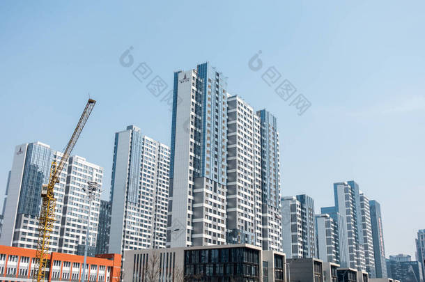 中国河南郑州新盖的高层建筑刚刚竣工