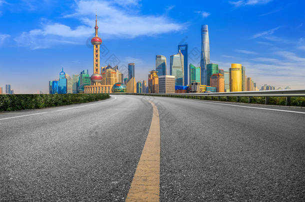 中国现代商业建筑中的空旷沥青路面 