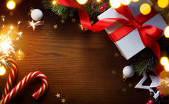  圣诞树装饰和节日礼品;圣诞快乐新年背景; 