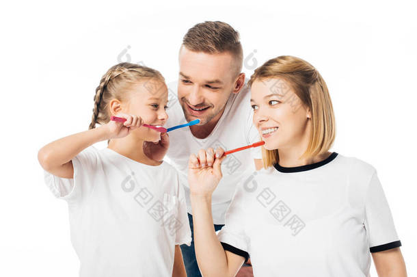 类似<strong>衣物</strong>的家庭肖像在白色的牙齿上刷牙