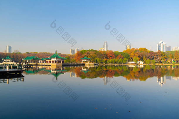 湖北武汉市东湖汀涛风景区晚秋风景