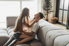 年轻的浪漫情侣在家里接吻, 享受彼此的陪伴