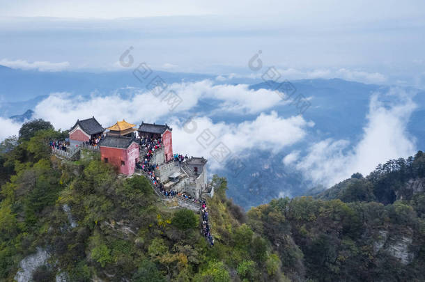 武当山风景鸟瞰，金碧辉煌的皇宫位于<strong>最高峰</strong>，是中国湖北省的圣地