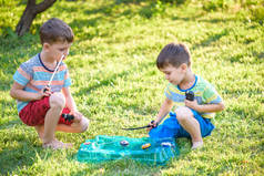 两个男孩玩一个旋转的顶级儿童玩具。受欢迎的儿童游戏锦标赛.