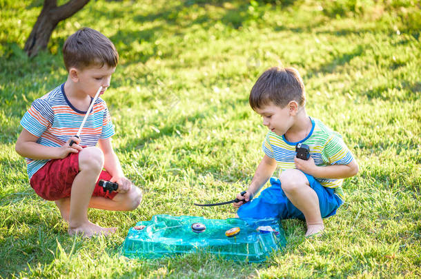 两个男孩玩一个旋转的顶级儿童玩具。受欢迎的儿童游戏锦标赛.