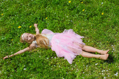 可爱的小女孩在繁花似锦的苹果树园玩得开心