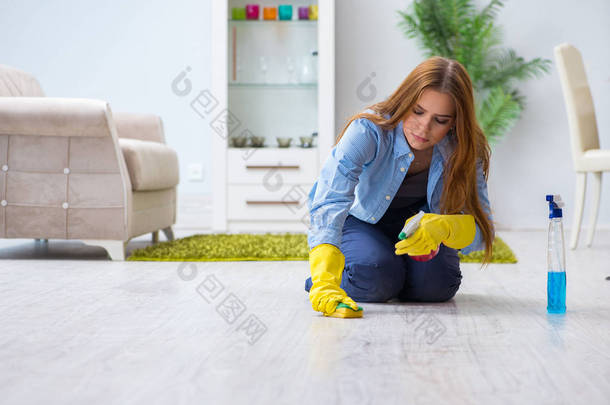 年轻女人在家里打扫地板做家务活