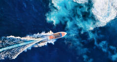 克罗地亚。晴天在蓝色亚得里亚海上的豪华浮船的航景。海面上的快艇来自无人机的海景旅行-形象