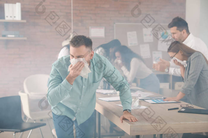 人员撤离失火的办公大楼图片-包图网企业站