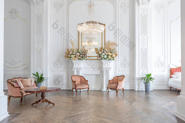皇家巴洛克风格豪华豪华豪华内饰大房间。白雪公主，白雪公主。高大的天花板和用粉刷装饰的墙壁