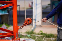 建筑工地用固定滑轮牵引工人绳.