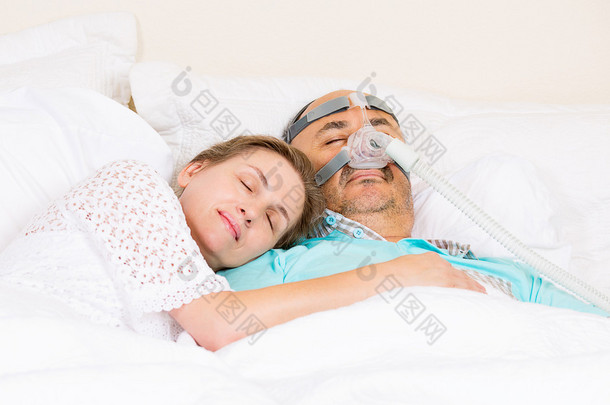 睡眠<strong>呼吸</strong>暂停与 cpap <strong>机</strong>的男人