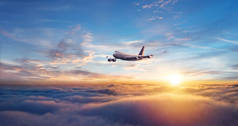 乘客商用飞机飞越云层上空