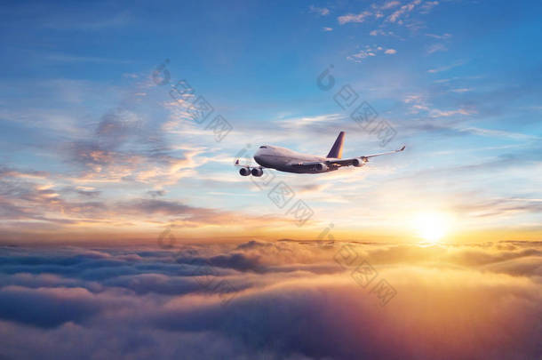 乘客商用<strong>飞机</strong>飞越云层上空