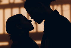 情人节约会时相爱的年轻夫妇面对面站在一起的轮廓