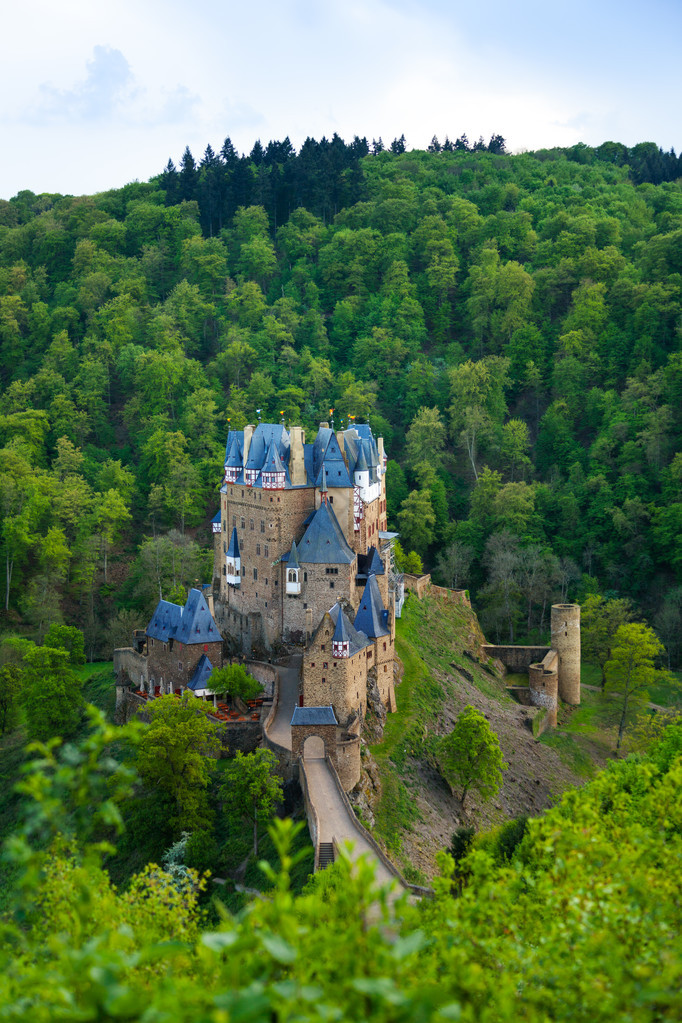 在森林中的 Eltz 城堡的全景