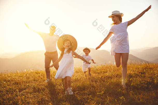 幸福的家庭：日落时的母亲、父亲、孩子、儿子<strong>和女儿</strong>