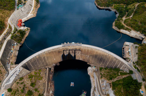 从空中看Kariba水坝。赞比亚和津巴布韦之间赞比西河流域Kariba<strong>峡谷</strong>的混凝土拱坝