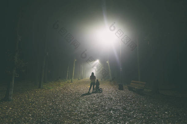 秋天公园里的雾蒙蒙的夜晚