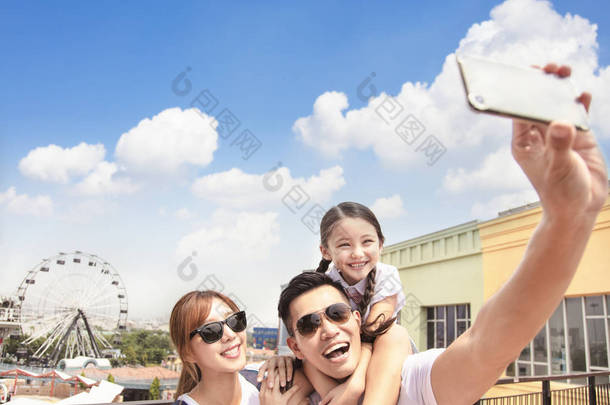 在公园里快乐的家庭以自拍照