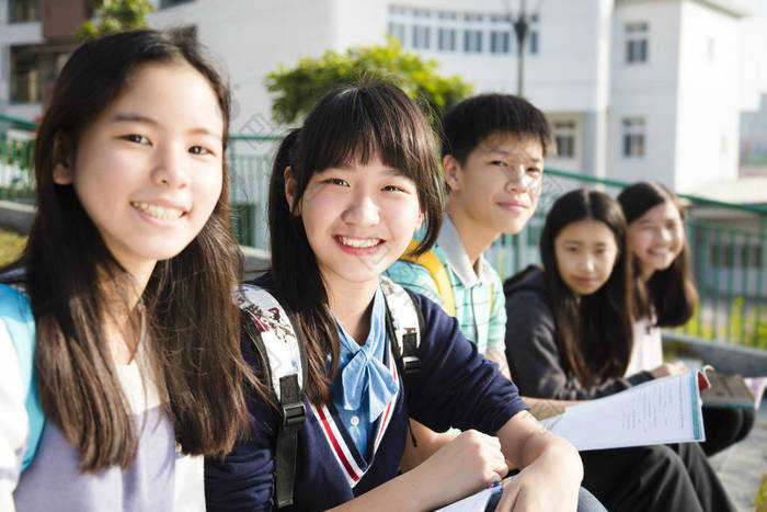 青少年学生小组在学校学习 学生种树