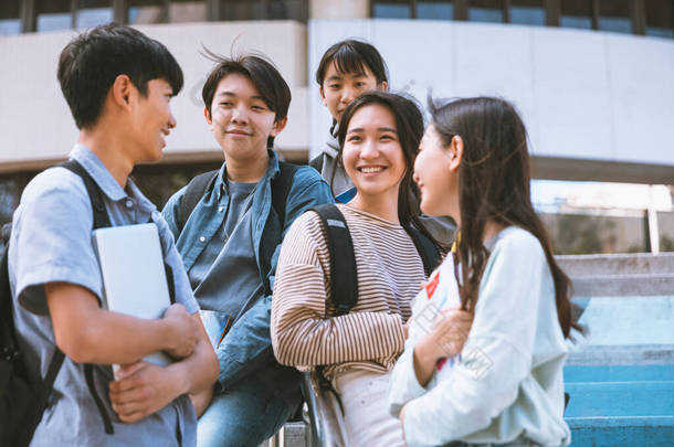 快乐的青少年<strong>学生</strong>在楼梯上与人交谈 